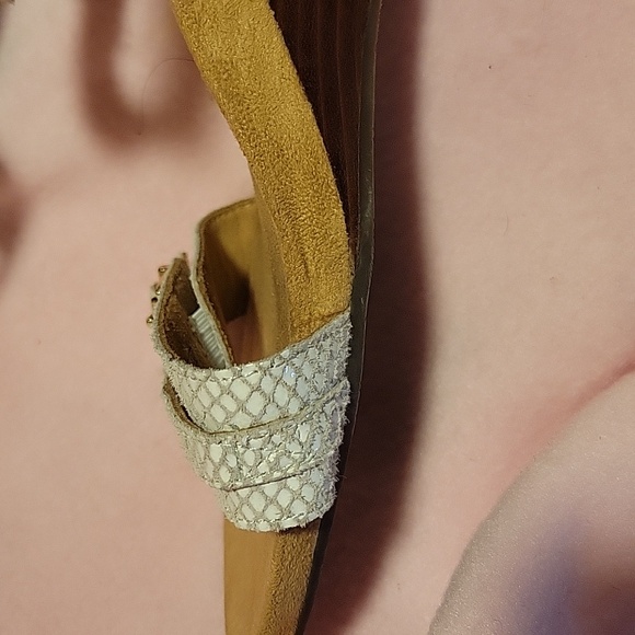 Vionic Cream Sandals - Picture 4 of 6